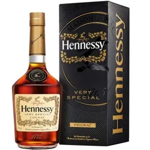 The flavor profile of Hennessy VS is characterized by its vibrant, fruity character and balanced complexity. Prominent notes include ripe apples and pears, which provide a fresh, fruity foundation.